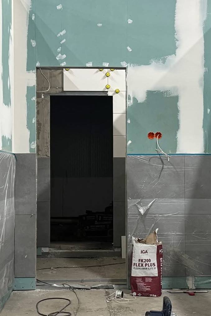 Trockenbauwand mit Türöffnung und ersten Wandfliesen